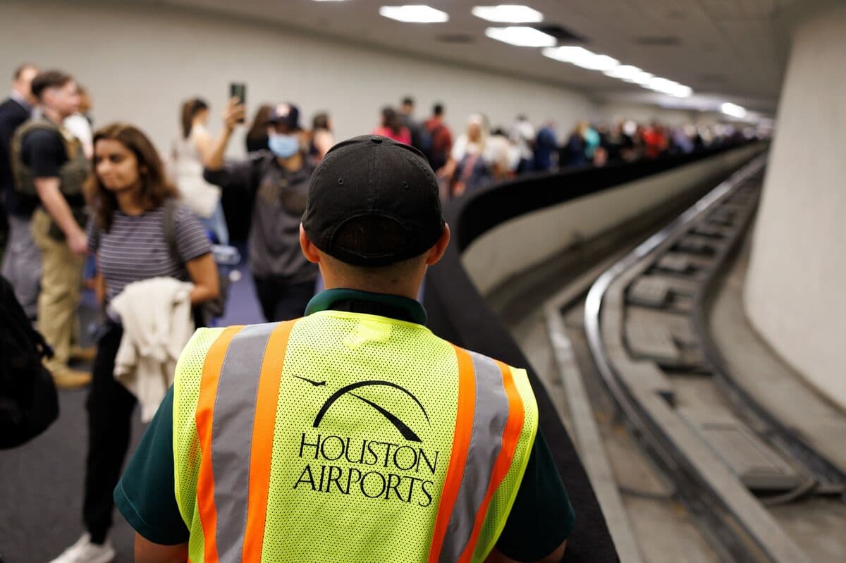 Trump Says He Will Sign Order to Pay TSA Agents During Shutdown