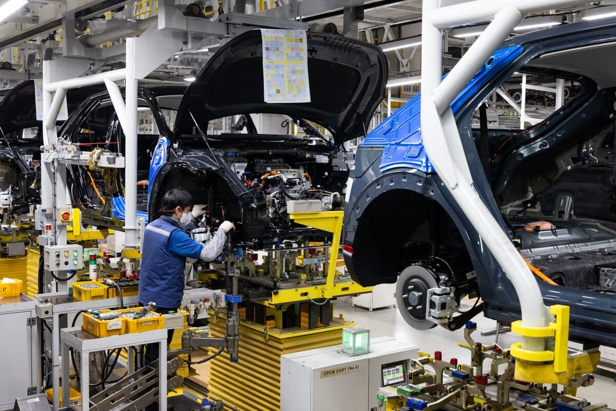Hyundai Motor Workers Launch Partial Strike Demanding Bonuses and Job Security