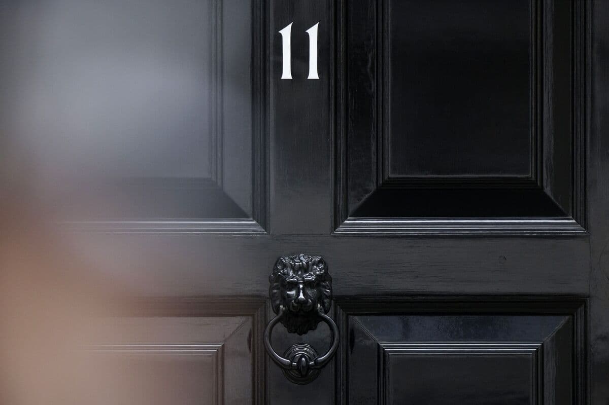Bond Investors Assess Impact of Starmer's Resignation on Future Leadership
