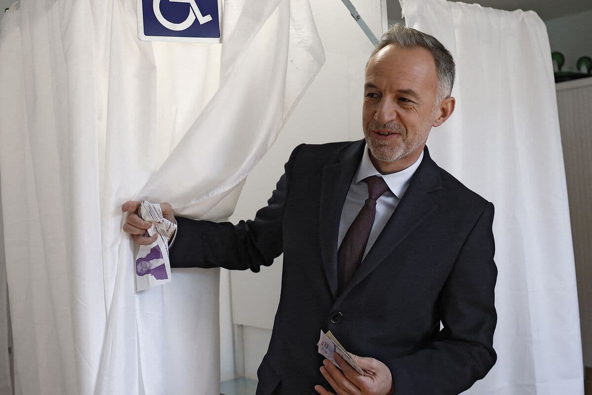 Gregoire Set to Win Paris Mayor Race, Extending Socialist Rule