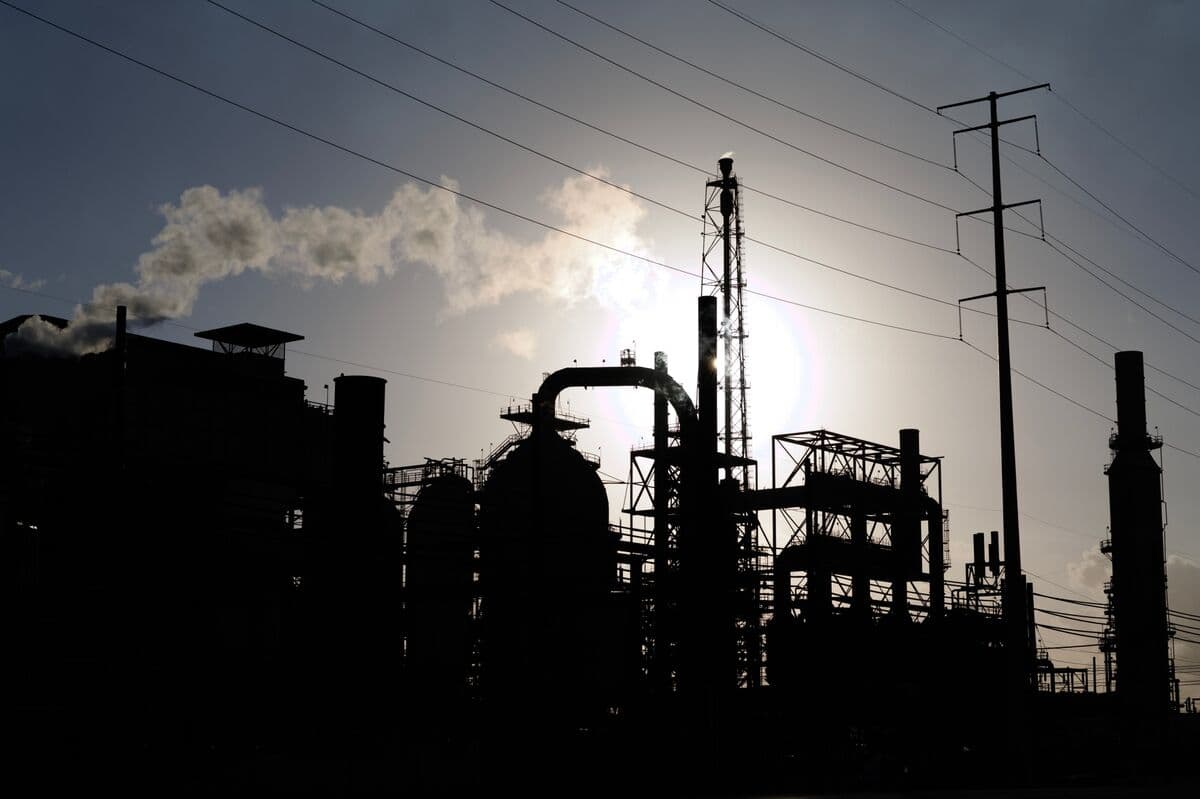 Oil Prices Steady as Iran's Exports Face Disruptions Amid Ongoing Conflict