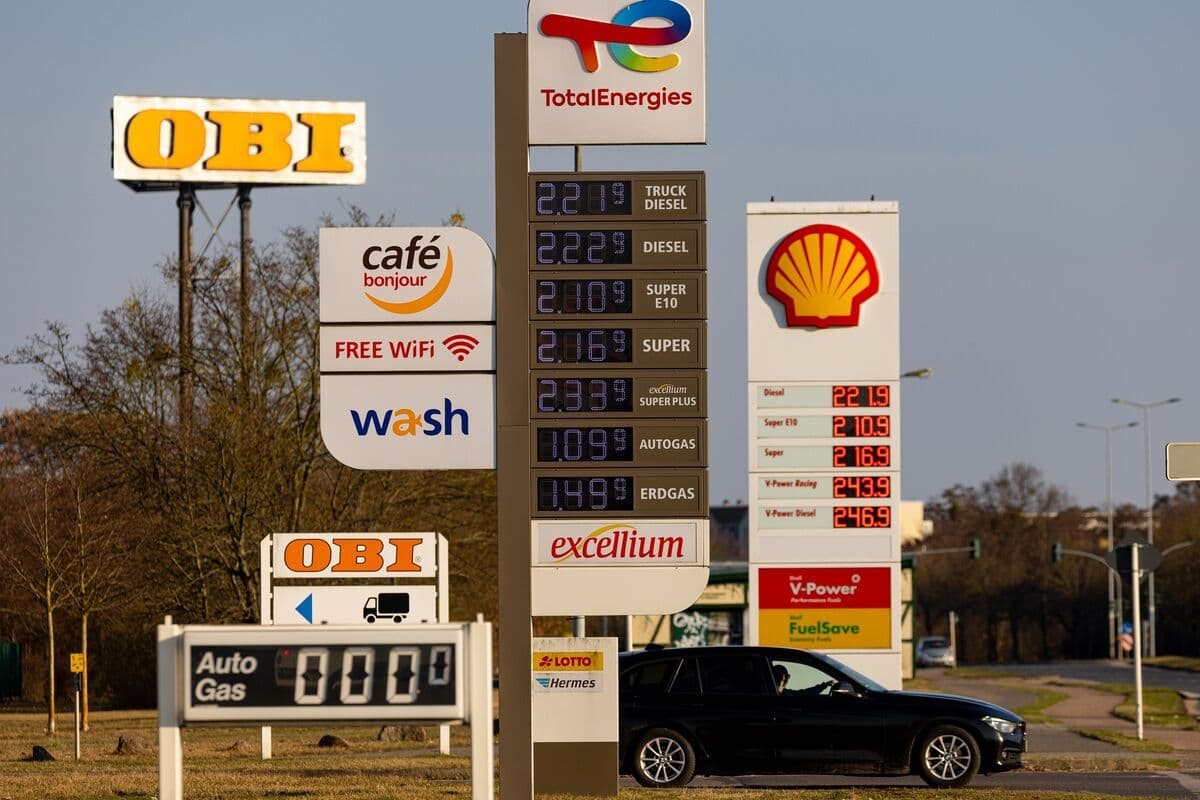 EU Reports Significant Slowdown in Euro-Zone Growth Amid War-Related Inflation