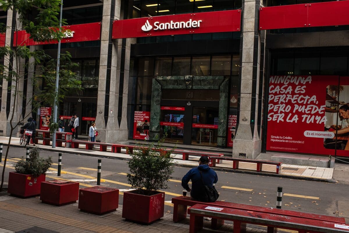Banco Santander Employee Among 18 Arrested in Chile Crime Operation