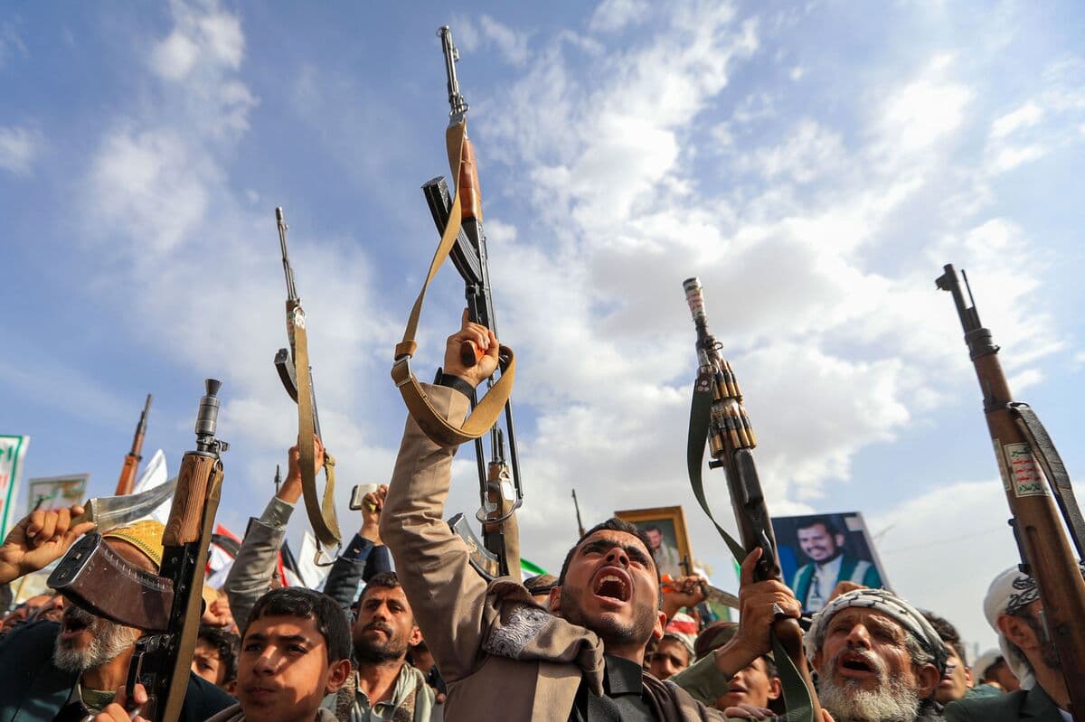 Houthi Forces Launch Major Missile and Drone Attack on Saudi Arabia