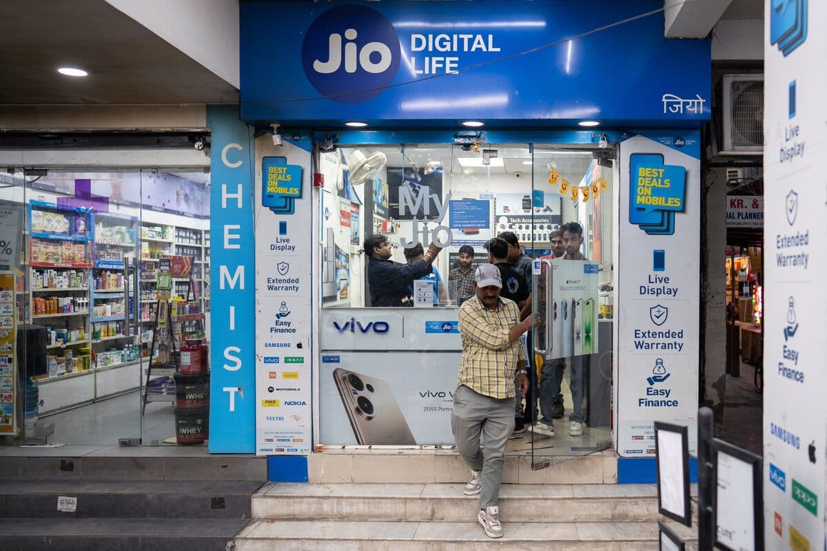 Jio Platforms Considers Launching Satellite Network to Compete with Starlink