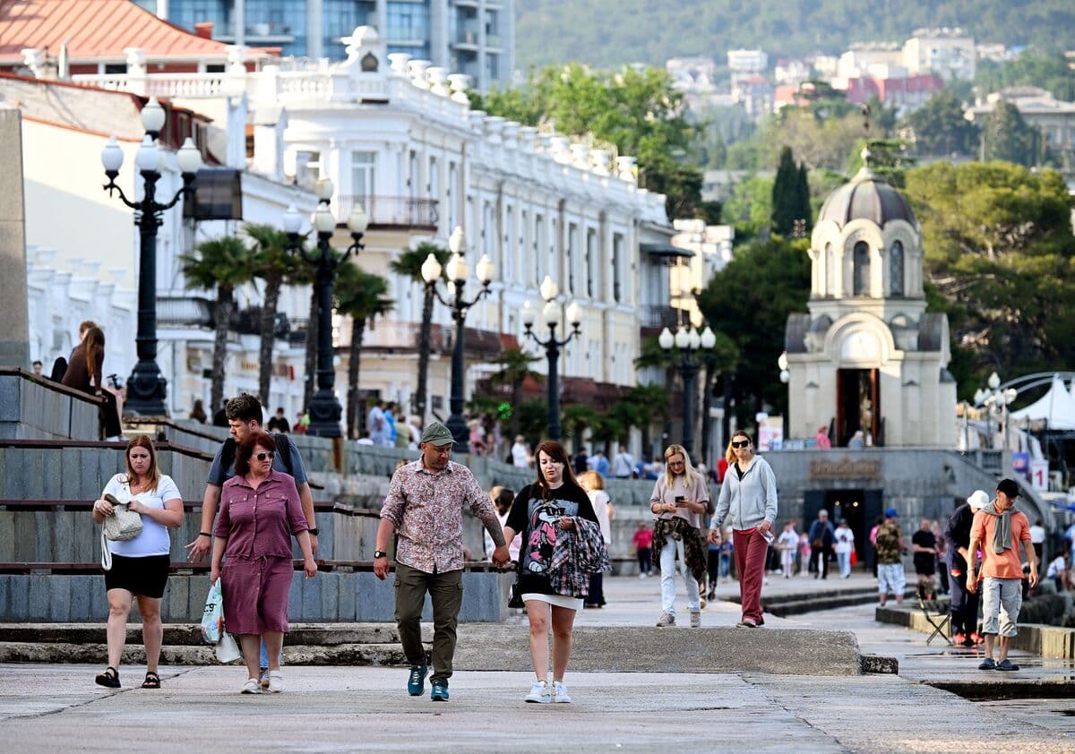 Russian Tourists Continue to Visit Crimea Amid Ongoing Crises