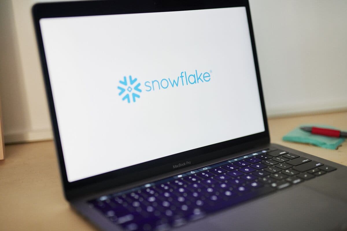 Snowflake Increases Sales Forecast, Highlights AI Demand Impact