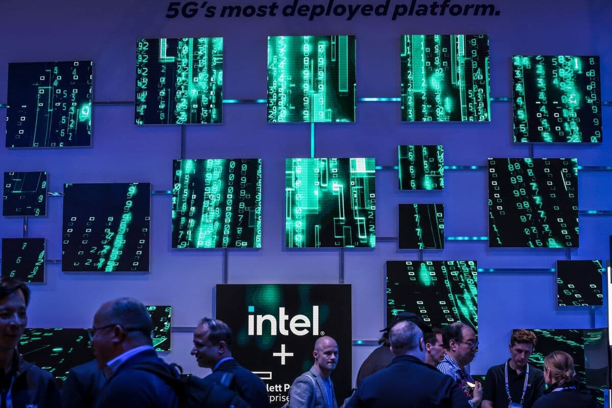 Intel Stock Rises Over 9% Following Trump's Announcement of Apple Partnership