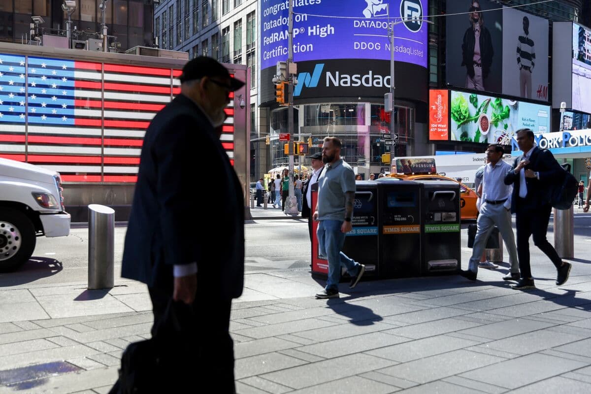 US Stocks Experience Record Weekly Inflows Driven by Technology Investments