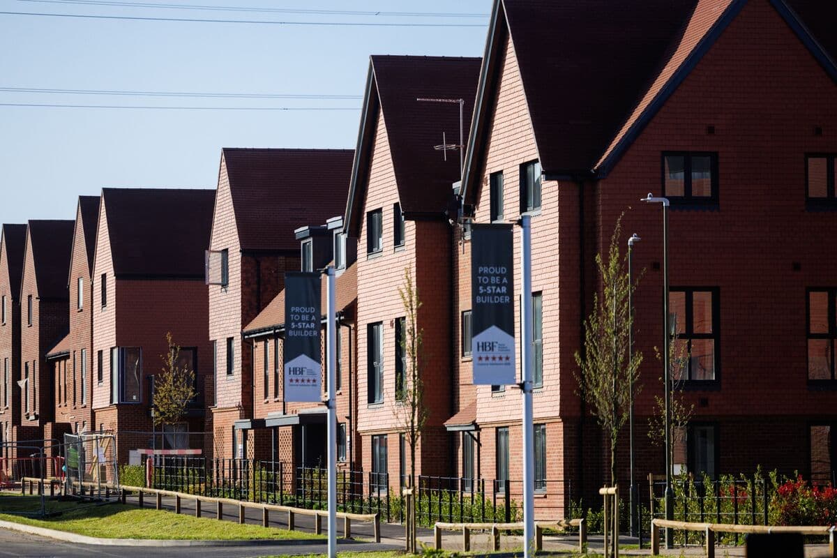 UK House Prices Stagnate Amid Rising Mortgage Rates and Political Uncertainty