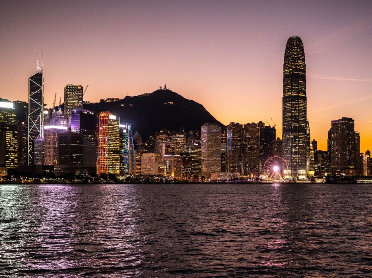 Hong Kong Banks Increase Oversight of Mainland Chinese Clients Amid Trading Restrictions