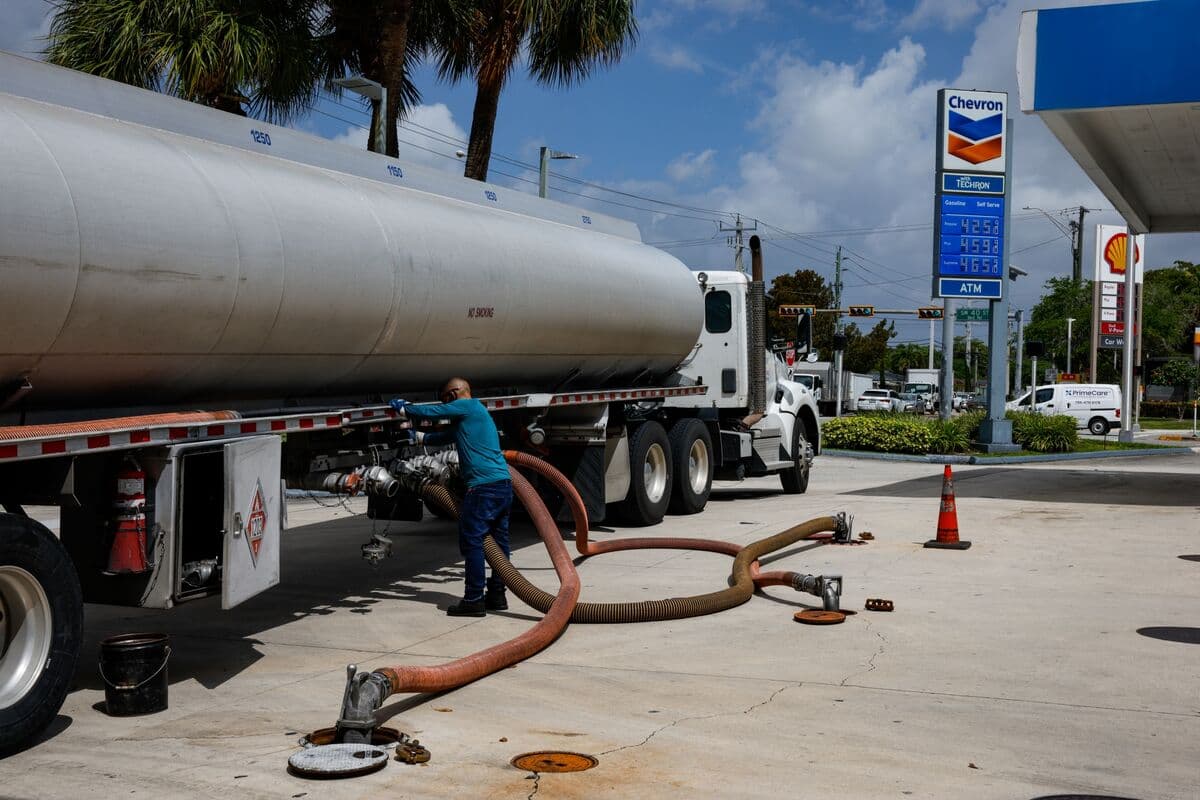 US Gasoline Prices Drop Below $4 a Gallon Amid Easing Iran Tensions