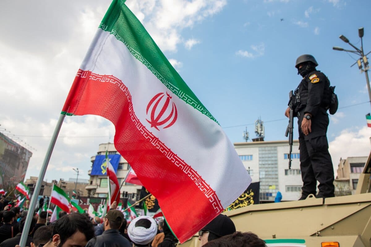 Clashes Erupt Between US and Iranian Forces Amid Ongoing Peace Talks