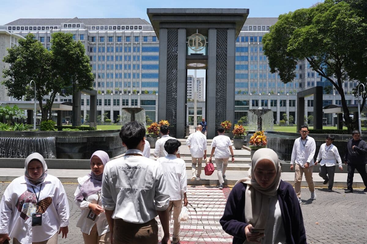 Indonesia Set to Hold Rate as War, Fiscal Risks Pressure Rupiah