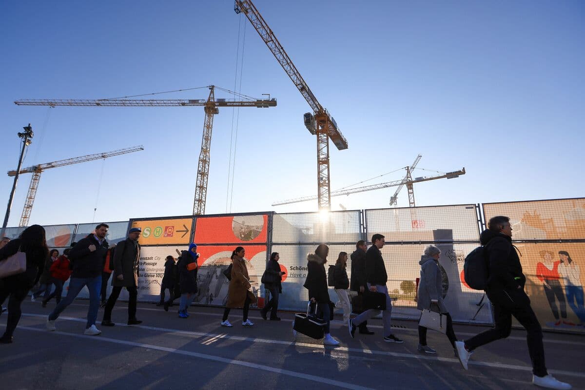 Euro-Zone Wage Growth to Quicken in Second Half of Next Year