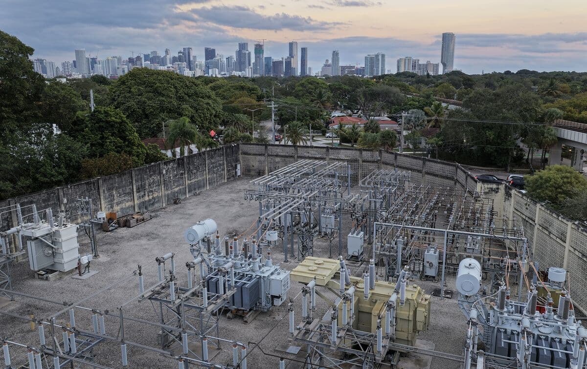 US Regulator to Expedite Electric Grid Connections for AI Data Centers
