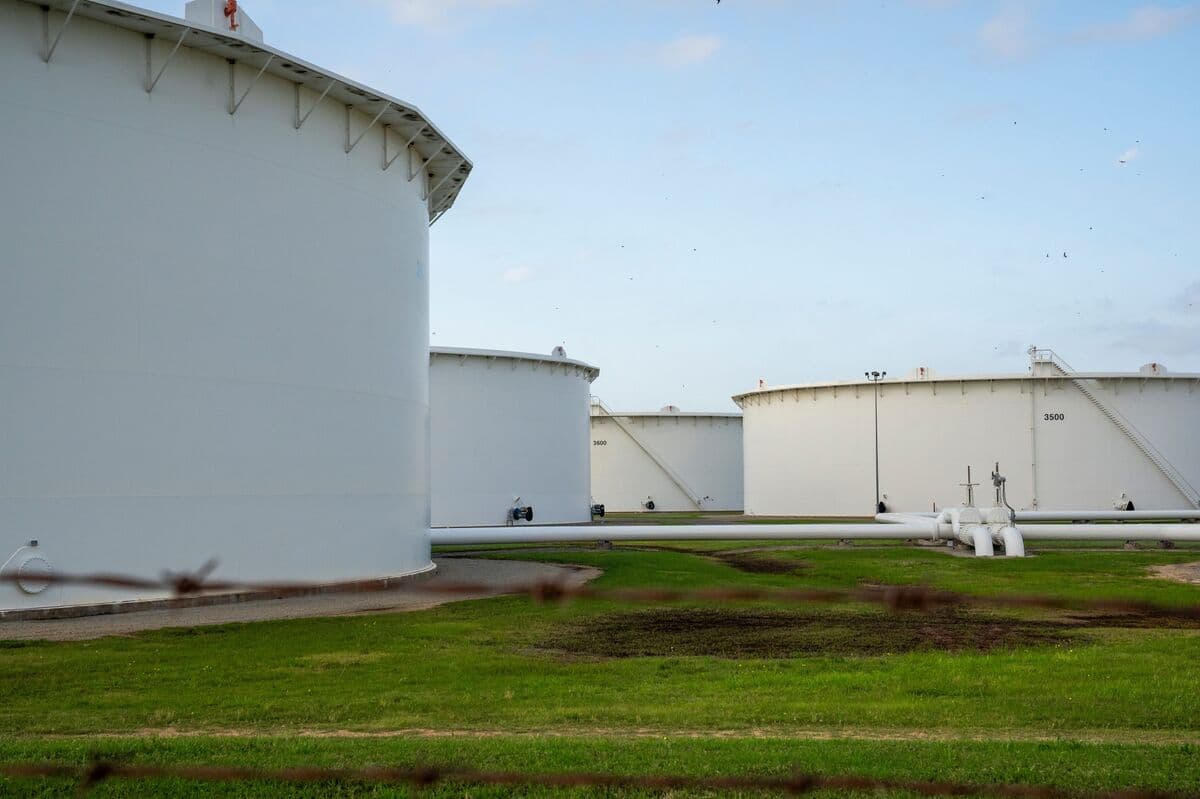 Macquarie Lowers Brent Oil Price Forecast Amid Expected Flow Recovery