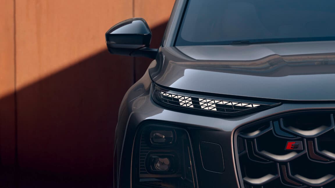 Audi Unveils New Q7 SUV and Exclusive SQ7 with RS V8 Engine