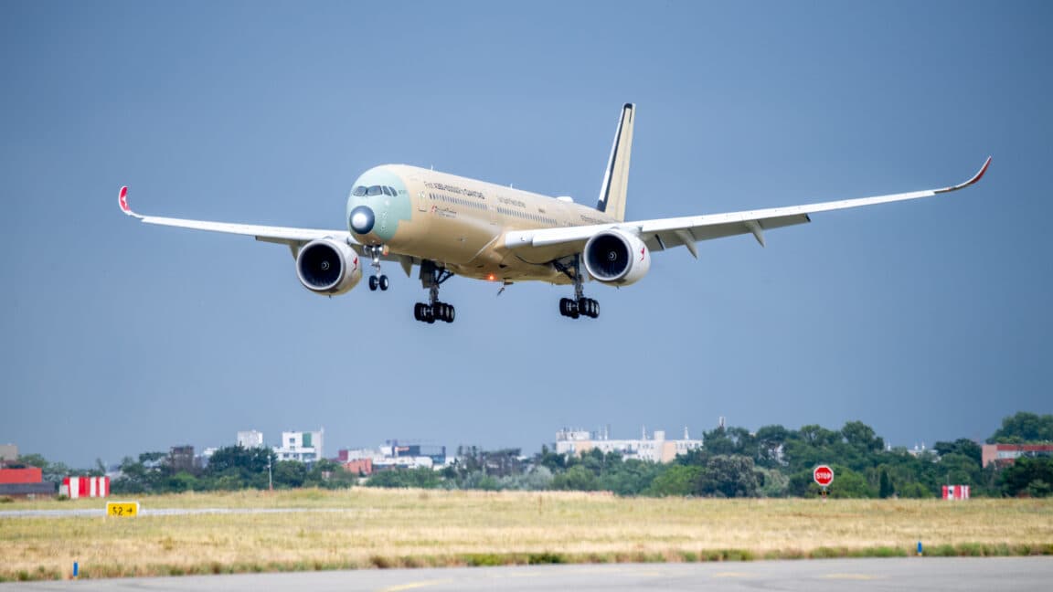 New Qantas Airways Airliner Completes 24-Hour Nonstop Flight from Australia to France
