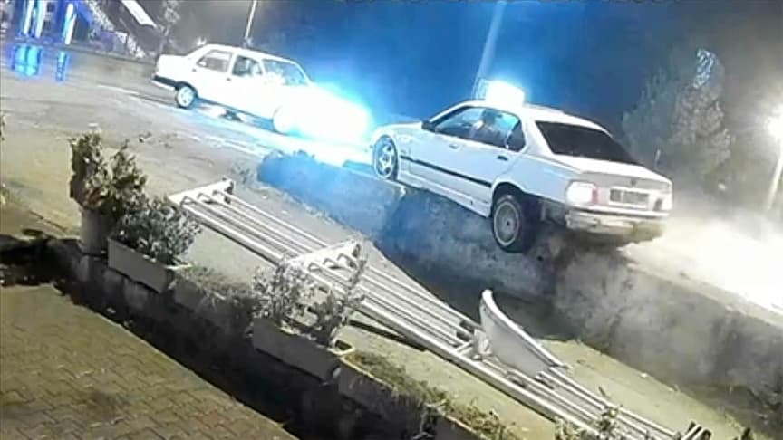 Karabük'te otomobilin korkuluklara çarpma anı kamerada