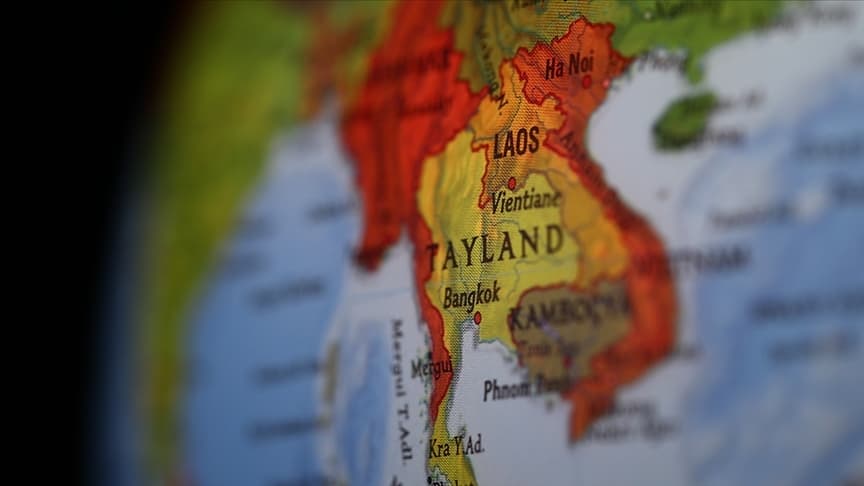 Tayland'da üzerine inşaat vinci düşen trenin devrilmesi sonucu 22 kişi öldü, en az 30 kişi yaralandı