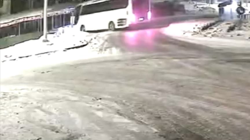 Elazığ'da yolcu otobüsünün dinlenme tesisine çarpması güvenlik kamerasında