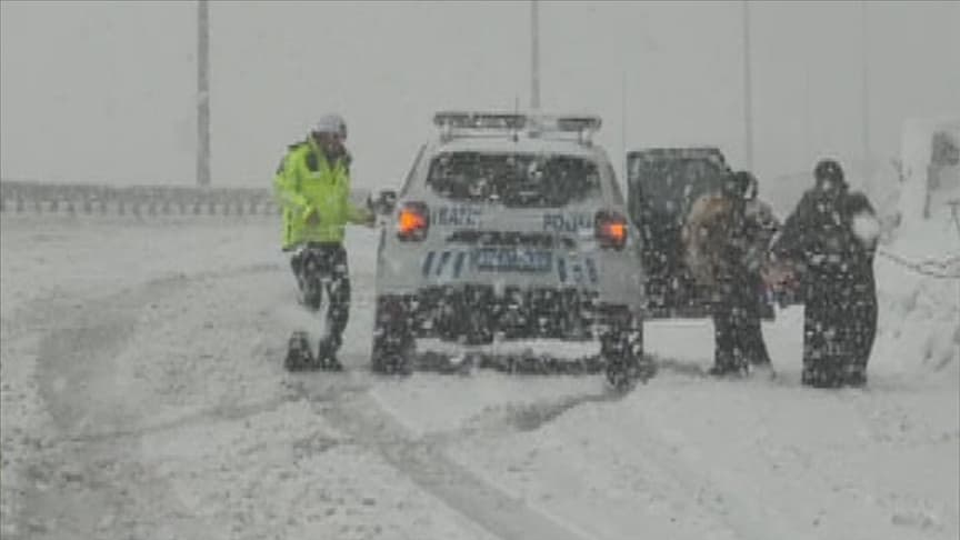 Hakkari'de yolda kalan 2 kadın ve bir bebeğin yardımına trafik ekipleri yetişti