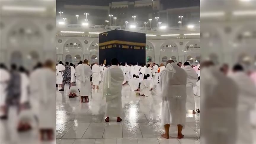 Ramazanın son günü Kabe'de yağmur altında dua ediliyor