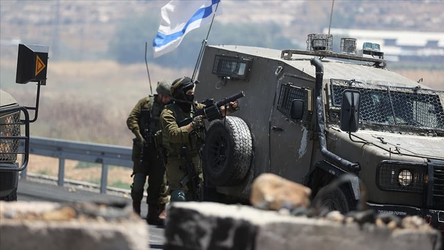 İsrail askerleri El Halil’de Filistinli bir genci gerçek mermiyle ateş açarak yaraladı