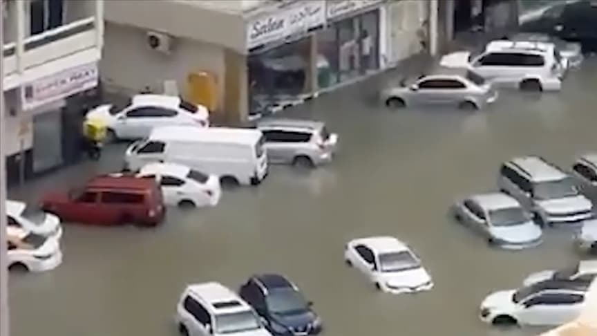 BAE'nin Şarika kentinde şiddetli yağışlar nedeniyle araçlar su altında kaldı
