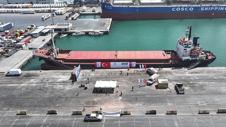 Lübnan'a insani yardım ulaştıracak "8. İyilik Gemisi" Mersin'den uğurlandı