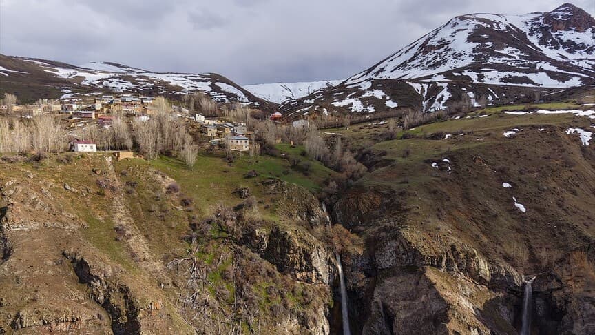 Bayburt'ta karların erimesiyle şelalelerin debisi artmaya başladı
