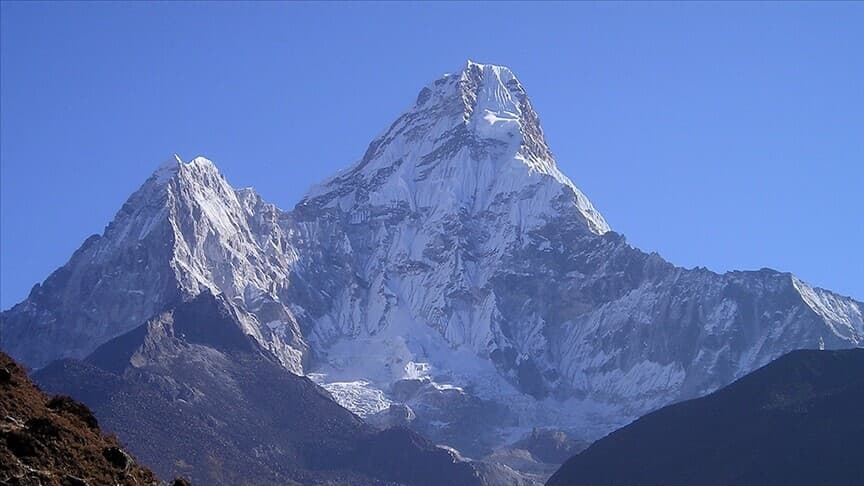 Everest Dağı'nda bahar tırmanış sezonu için rota açıldı