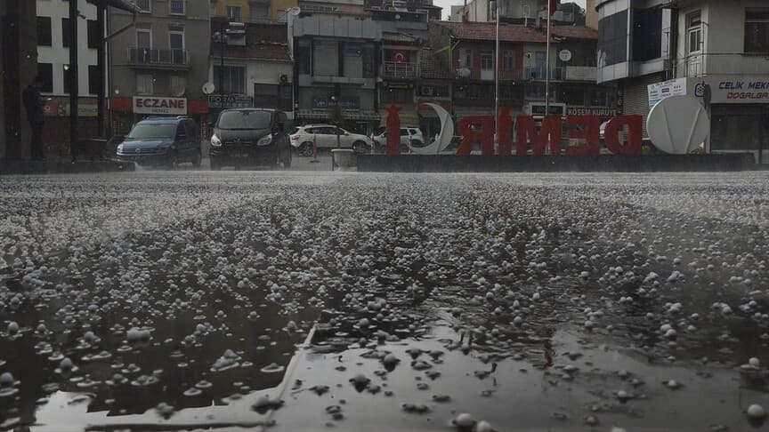 Manisa'da sağanak yağış ve fırtına etkili oldu