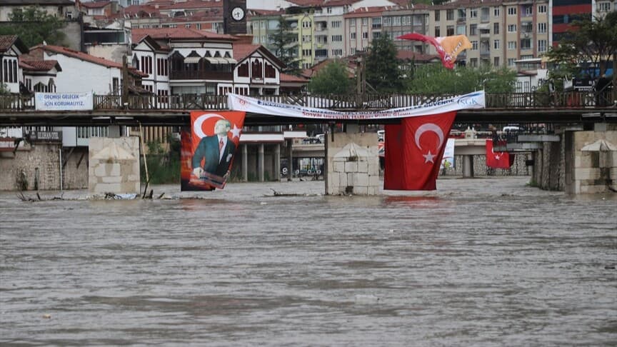 Amasya'da sağanak yağış Yeşilırmak'ın debisini artırdı