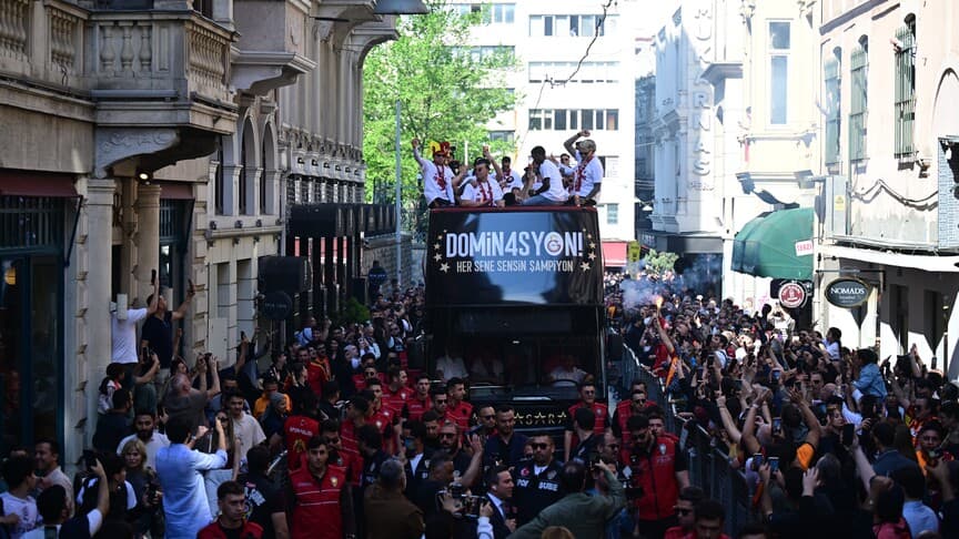 Galatasaray futbolcuları şampiyonluk kutlaması için RAMS Park'a gitti