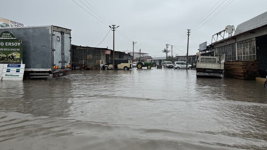 Iğdır'da sağanak sonrası sel sanayi sitesini ve köyü etkiledi