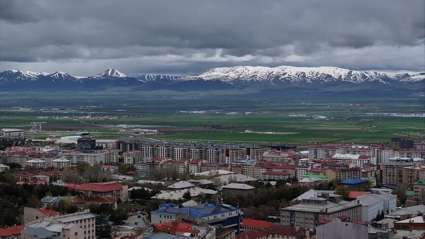 Erzurum'da Mayıs ortasında kar yağışı etkili oldu
