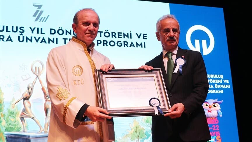 Bakan Uraloğlu'na Karadeniz Teknik Üniversitesi'nden fahri doktora unvanı verildi