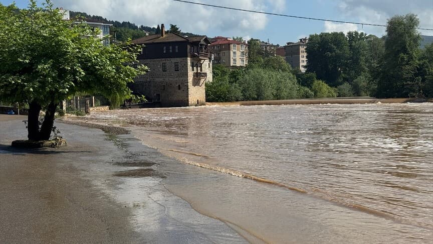 Bartın Irmağı'nda su seviyesi yükseldi, kısmi taşkın yaşandı