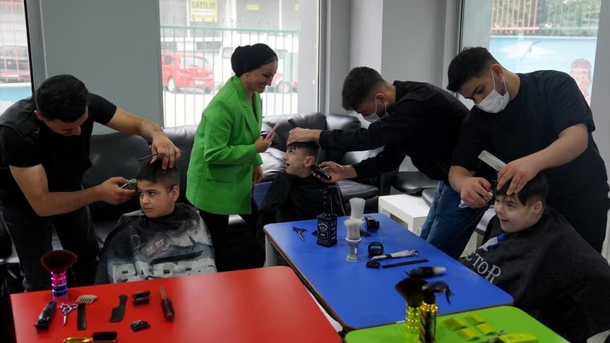 Esenyurt'ta kuaför öğrencileri özel çocuklara bayram tıraşı yaptı