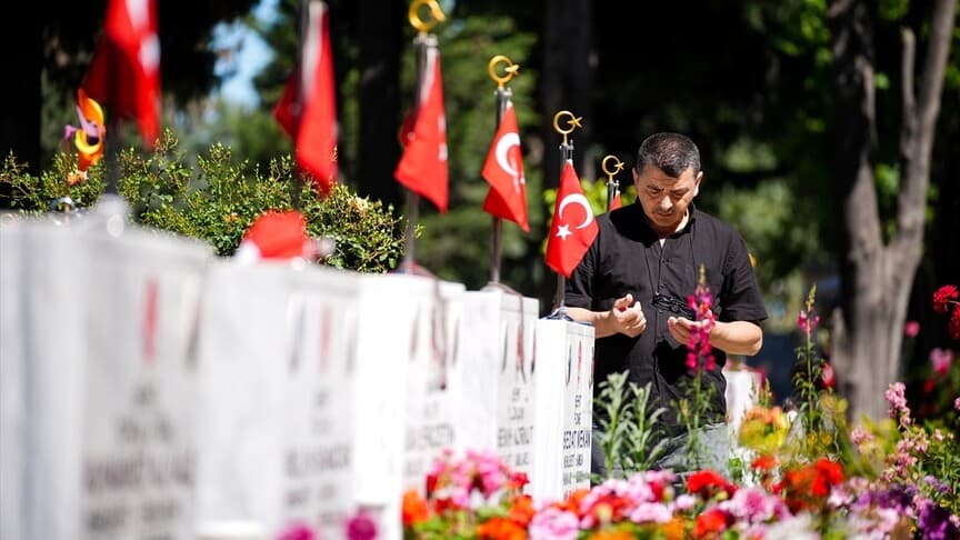 Şehit aileleri Kurban Bayramı'nda kabirleri ziyaret etti