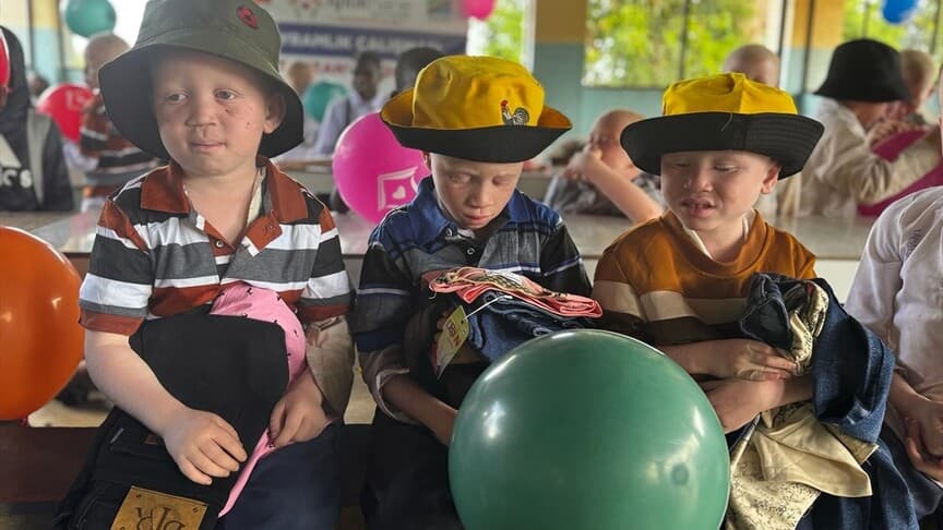 Türk STK'ler Tanzanya'daki albino çocuklara bayram mutluluğu sundu