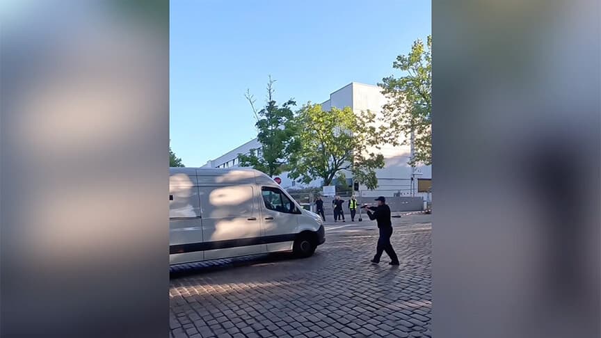 Berlin'de polis, Rheinmetall protestosu yapan aktivistlere silah çekti