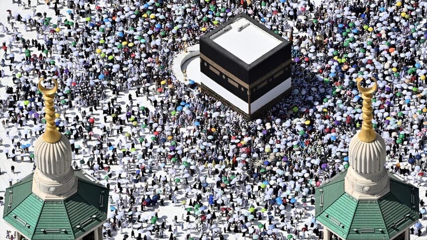 Hacılar veda tavafını tamamlayarak Kabe'den ayrılıyor