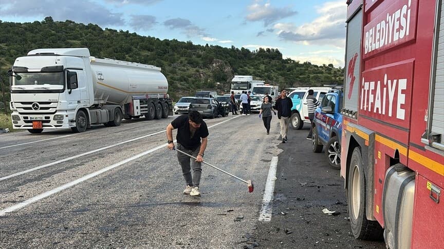 Adıyaman'da iki otomobil çarpıştı, 3 kişi hayatını kaybetti, 5 kişi yaralandı