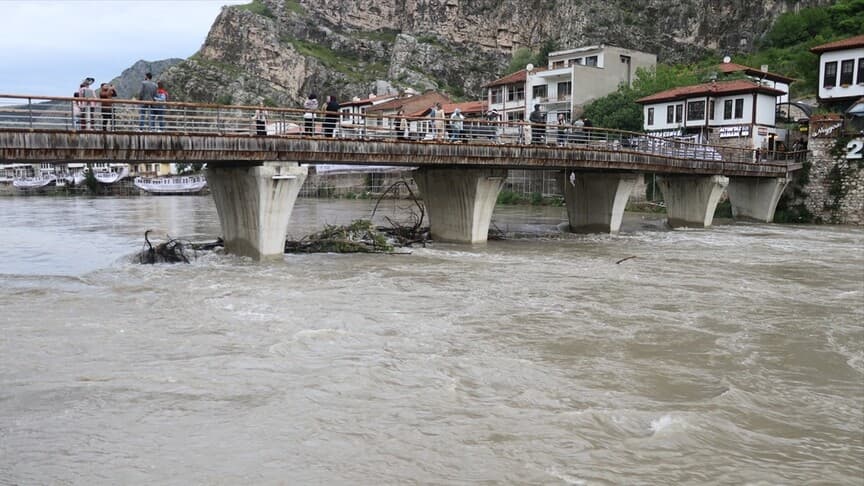 Amasya'daki sağanak yağış Yeşilırmak'ın debisini artırdı