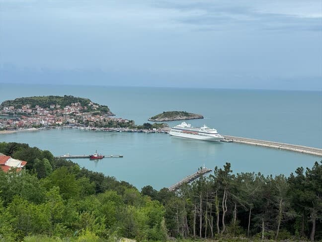 Astoria Grande kruvaziyeri 1079 yolcusuyla Amasra'ya ulaştı