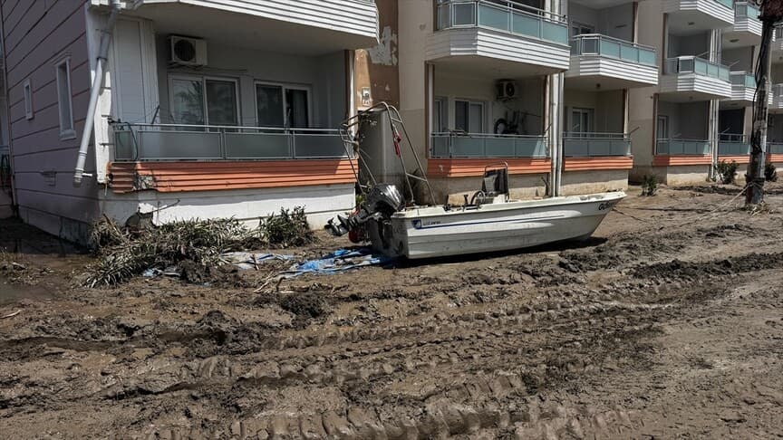 Hatay'da sağanak sonrası temizlik çalışmaları başladı