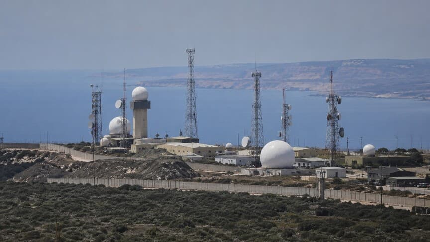 GKRY'de halk, İngiliz üssüne yeni askeri antenlerin kurulmasına itiraz ediyor